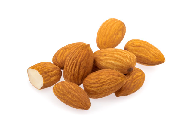 白色背景上孤立的杏仁图片下载