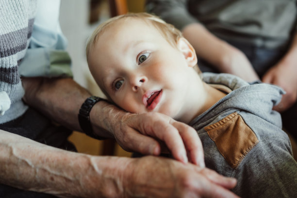 时间在流逝——关系，世代。小男孩听着曾祖父的滴答声。图片下载