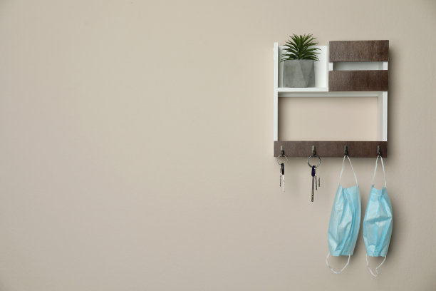 米黄色墙上的木制钥匙架。空间的文本图片下载