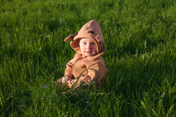 绿草里的小男孩图片下载