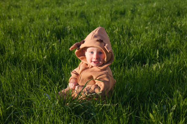 绿草里的小男孩图片下载