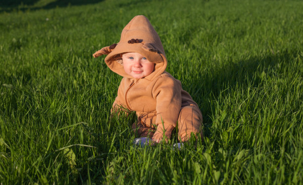 绿草里的小男孩图片下载