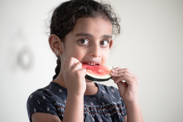 小女孩吃西瓜图片下载