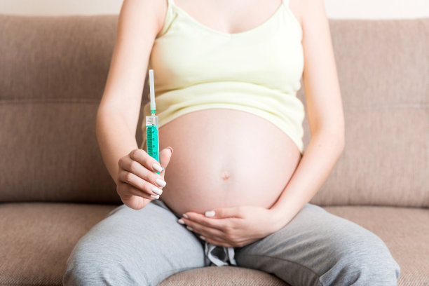 注射器用于孕妇家中沙发上的手部注射，健康的千禧保健理念图片下载