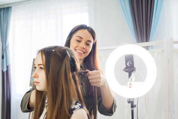 师傅给一个女孩做了个发型，漂亮的卷发图片下载