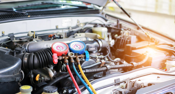 汽车空调检查服务，检漏，充注制冷剂。设备和仪表液冷在车由专业技术人员。图片下载