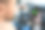 男子通过智能手机应用程序观看电动汽车充电指示灯。手机屏幕上的电池电量图片下载