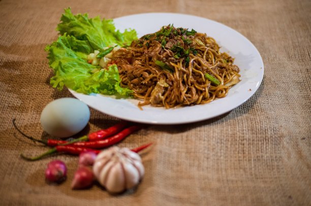 桌上的炒面图片下载