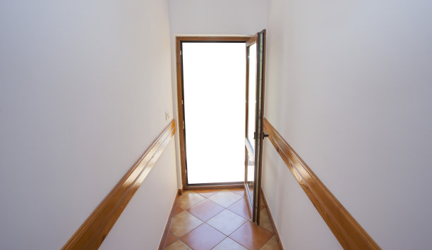 门厅内部有一扇通向白色的门图片下载