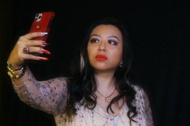 有魅力的越南人正在用手机输入信息图片下载