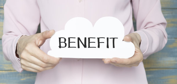 一个穿白衬衫的女人拿着一张纸，上面写着:福利。为公司和教育机构提供商业和教育理念。图片下载