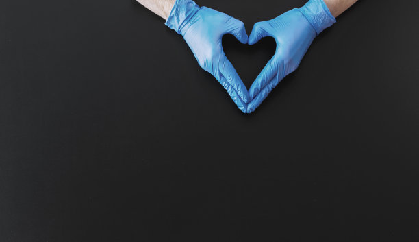 将医用手套放在黑板上做成心形——黑板背景图片下载