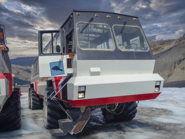 一辆载客到加拿大山区的卡车图片下载