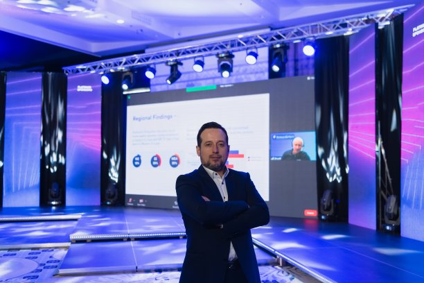 商务人士在会议上拍照，主讲人在空空如也的会议中心通过视频电话参加研讨会。新常态下通过社交网络直播的在线研讨会或研讨会图片下载