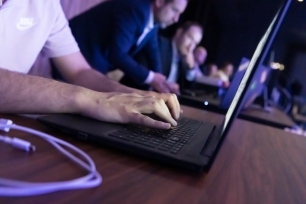 新常态下商务会议、社交网络直播、新冠肺炎疫情、电子学习等网络直播。图片下载