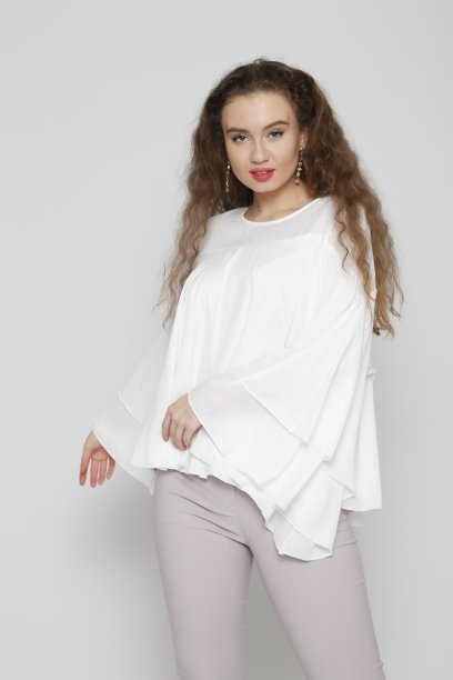 加尺寸美丽的女人在白色的背景休闲连衣裙前图片下载