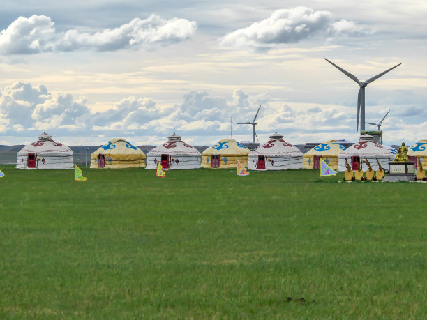 锡林浩特——黄色和白色的传统蒙古包，位于内蒙古锡林浩特的一个牧场上。无尽的草原。蓝色的天空图片下载