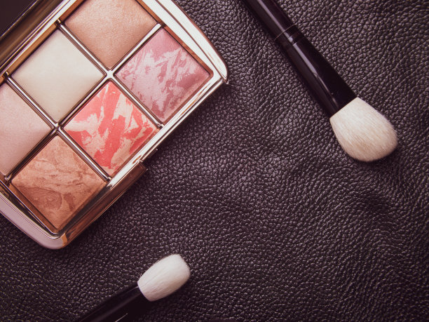 黑色背景上的高级化妆品。刷子、睫毛膏和粉图片下载