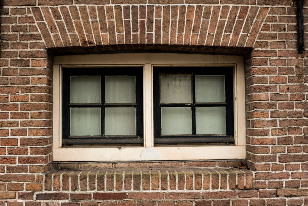 带窗户的旧砖墙图片下载