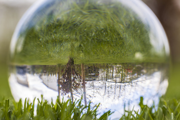 透过玻璃球，美丽的上下视野。瑞典。图片下载