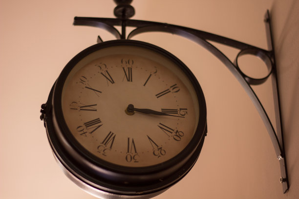 米黄色墙上的老式火车钟图片下载