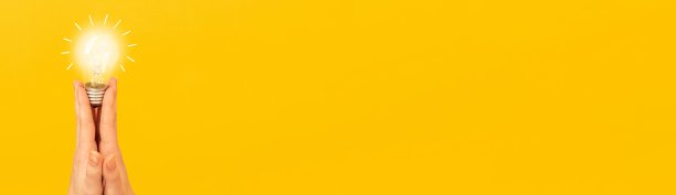 新创意概念和橙色背景的模型横幅，在女人的手点亮灯泡，复制空间，创新和创意图片下载