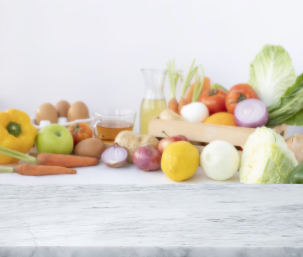 有选择性的重点。大理石桌子与模糊品种蔬菜与拷贝空间。健康的饮食和素食观念图片下载