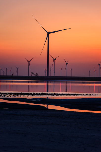 风力发电场和Syvash盐湖在夕阳下，风景优美的工业和自然景观，克森州，乌克兰图片下载