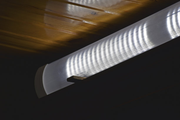 室内天花板下的LED照明灯图片下载