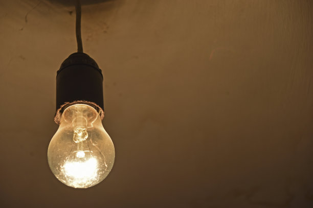 过道里的白炽灯特写图片下载