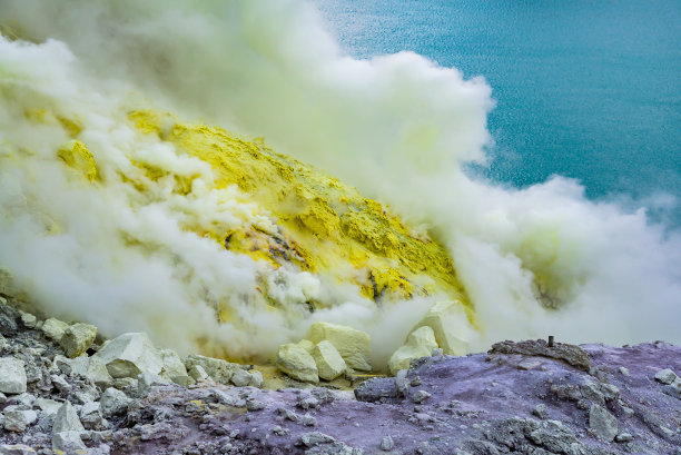 伊真火山硫磺矿坑景观图片下载