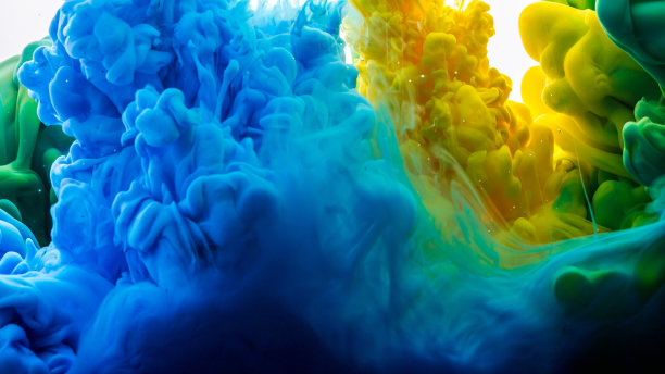 黄色，蓝色和绿色的墨水在水中。墨水滴在水里。抽象的背景。图片下载