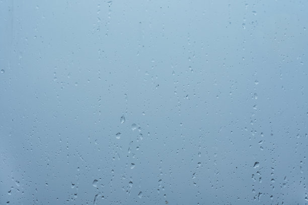 雨点落在透明的窗玻璃上。图片下载