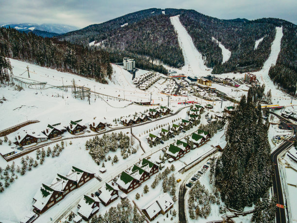 村舍。山上的小屋。喀尔巴阡山。Bukovel。鸟瞰图。图片下载