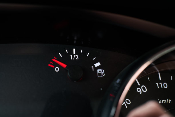 一辆汽车的仪表盘，表明它的燃料储备快用完了。图片下载