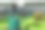 绿色的塑料喷壶放在一个墓地的自来水站。图片下载