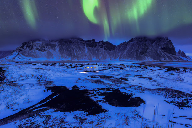 Stokksnes海角的Vestrahorn山有绿色的北极光和反射。令人惊叹的冰岛自然海景。风景摄影师和博主的标志性地点。冰岛风景图片图片下载