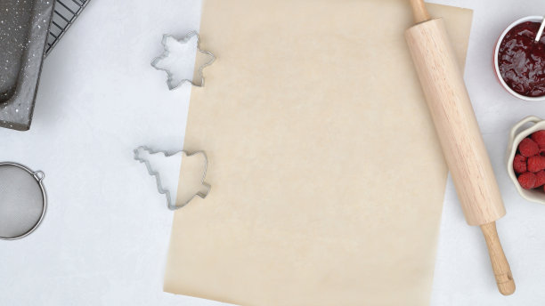圣诞酥饼配覆盆子果酱食谱。配料和烘烤工具直接从上面靠近厨房的桌子图片下载