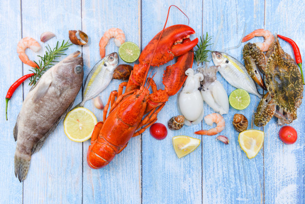 新鲜的生海鲜冰与香草和香料在鱼市场的食物，新鲜的鱼和海鲜盘子与贝类虾虾蟹壳鱿鱼章鱼蟹龙虾和鱼类海洋美食晚餐图片下载