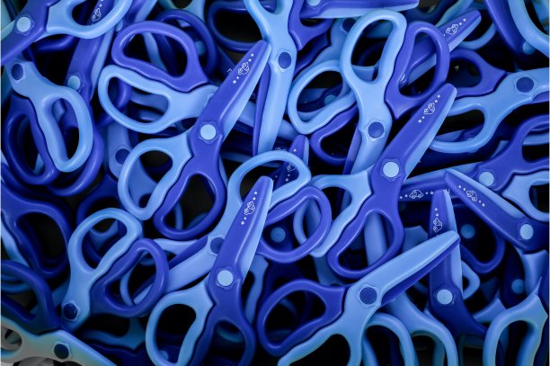 给孩子们准备了很多蓝色工艺剪刀图片下载