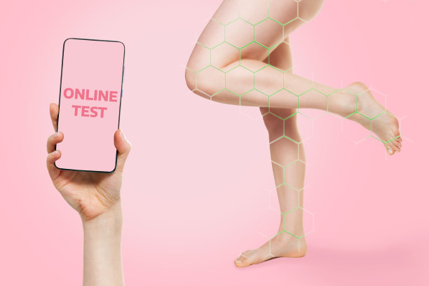 美丽健康的女人的腿用绿色区域确定疾病。智能手机进行在线健康测试。模拟。粉红色的背景。静脉曲张的概念与现代治疗图片下载