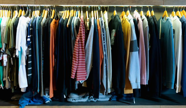 商场货架和衣架上各式各样的休闲服图片下载