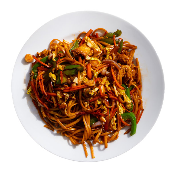 炒面配蔬菜、鸡肉和煎蛋卷图片下载