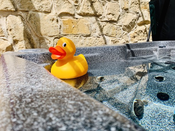 可爱的大黄橡皮鸭在热水浴缸里图片下载