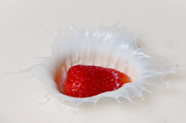 草莓飞溅图片下载