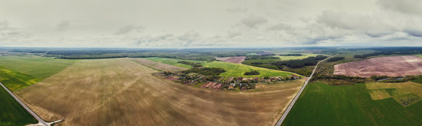 绿色农田上空乌云密布图片下载