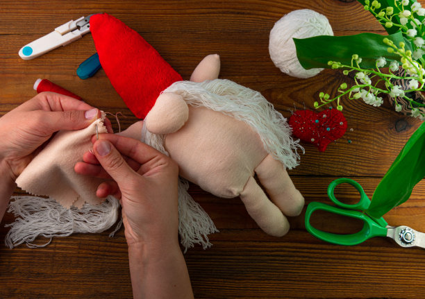 斯堪的纳维亚地精一步一步手工制作教程。自制面料瑞典圣诞装饰DIY图片下载