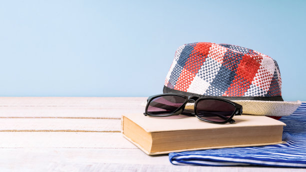 夏天的背景。帽子，太阳镜，一本书，条纹毛巾，白色木制背景。旗帜,名片图片下载