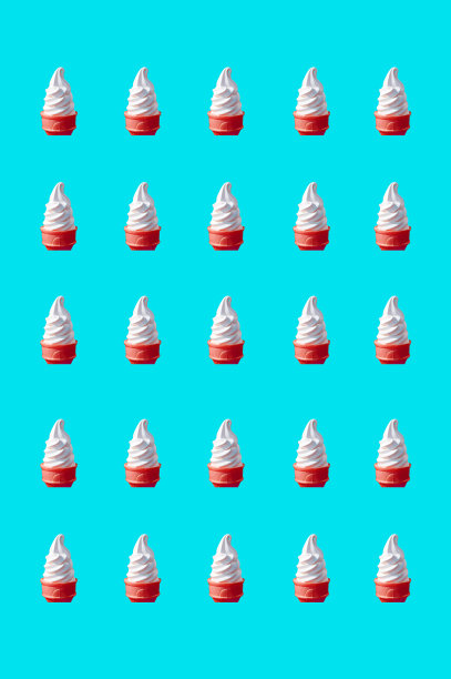 波普艺术无缝牛奶软冰淇淋蛋筒图案在北极蓝色的背景图片下载