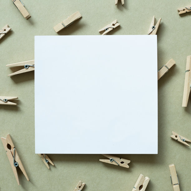 蓝色备忘录垫与木夹在卡其布的背景。俯视图，复制空间图片下载